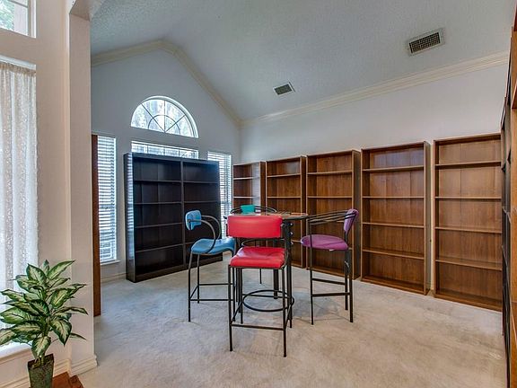 4th image of 2524 Hyacinth Dr