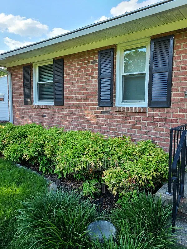 3 bed, 1.5 bath, 1362 sqft, $2,250 — Photo 2