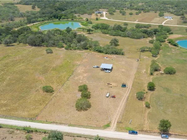 736 County Road 421, Waelder, TX 78959