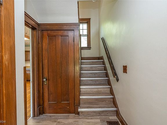 5th image of 1468 Parkhill Rd