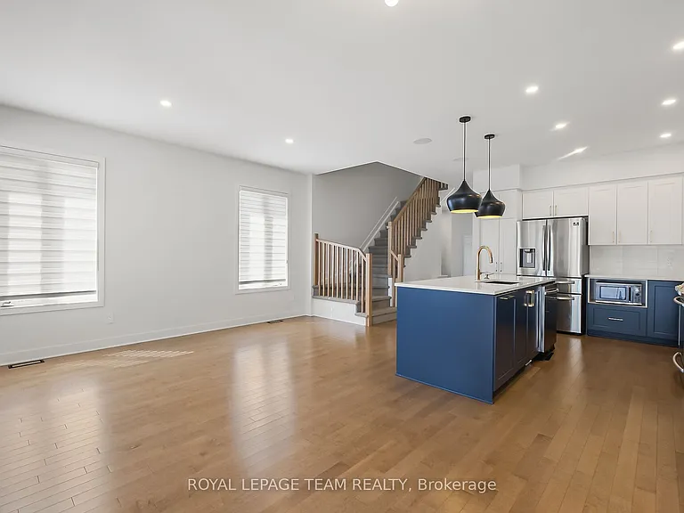 799 Cairn Cres — Photo 20