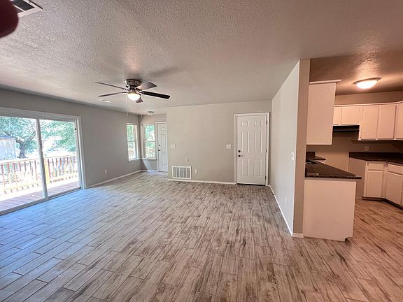 4th image of 831 N Lola Ln