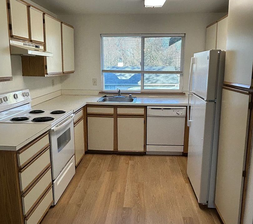 1st image of 1002 10th St NE APT 8