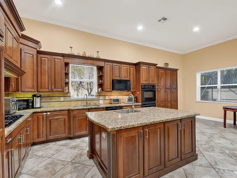 10247 Isle Wynd Ct — Photo 31