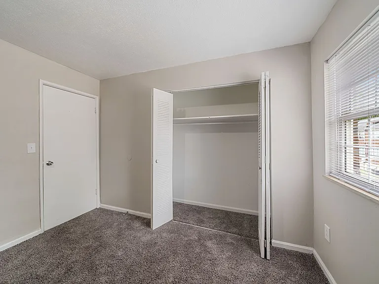 Colonial Oaks Apartments — Photo 7