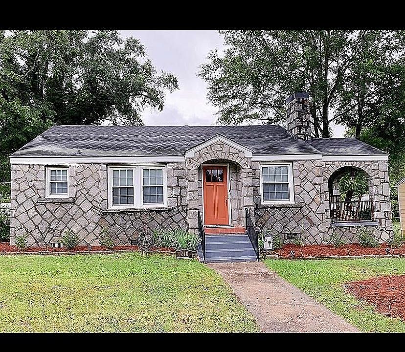 1st image of 210 Laurel Ave E