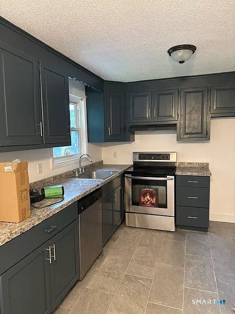 3 bed, 1.5 bath, 2128 sqft, $2,000 — Photo 3