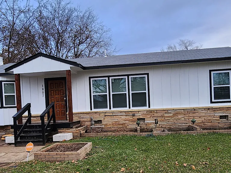 1807 E Young St — Photo 1