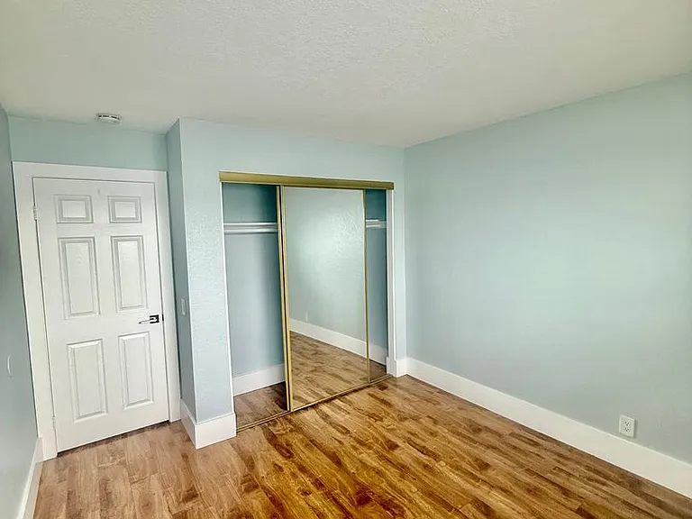 Howard & Lexington Apts — Photo 22