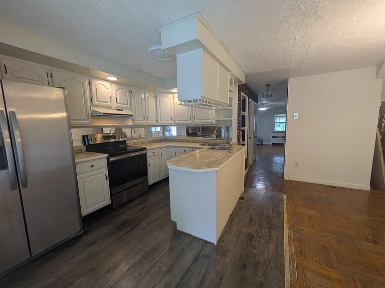 902 Woodlawn Ave — Photo 3