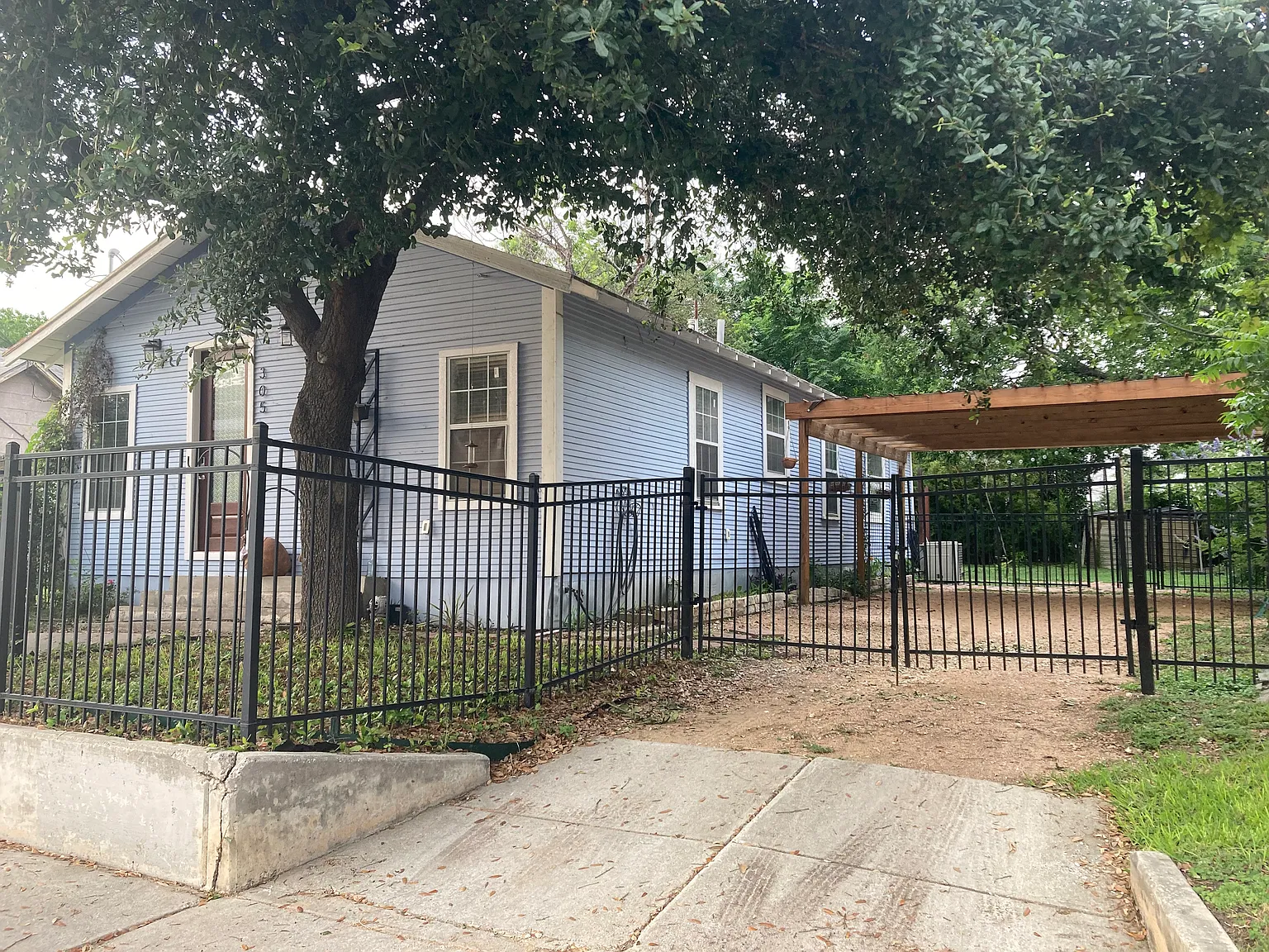 3 bed, 1200 sqft, $1,800 — Photo 1