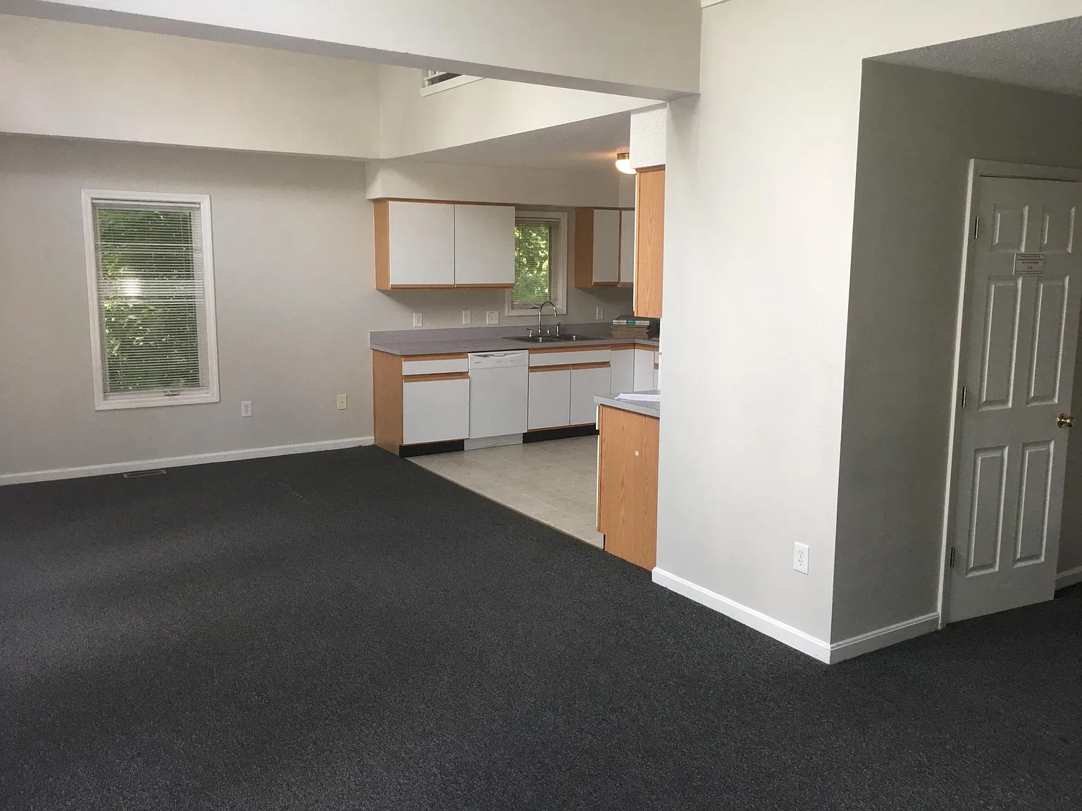 4 bed, 2.5 bath, 1999 sqft, $4,750 — Photo 2
