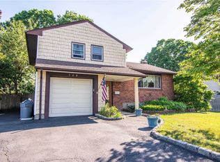 160 Country Village Ln, East Islip, NY 11730