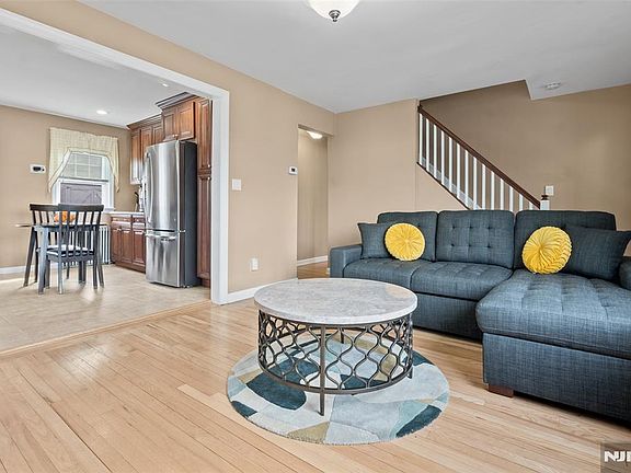 4th image of 121 Prospect St