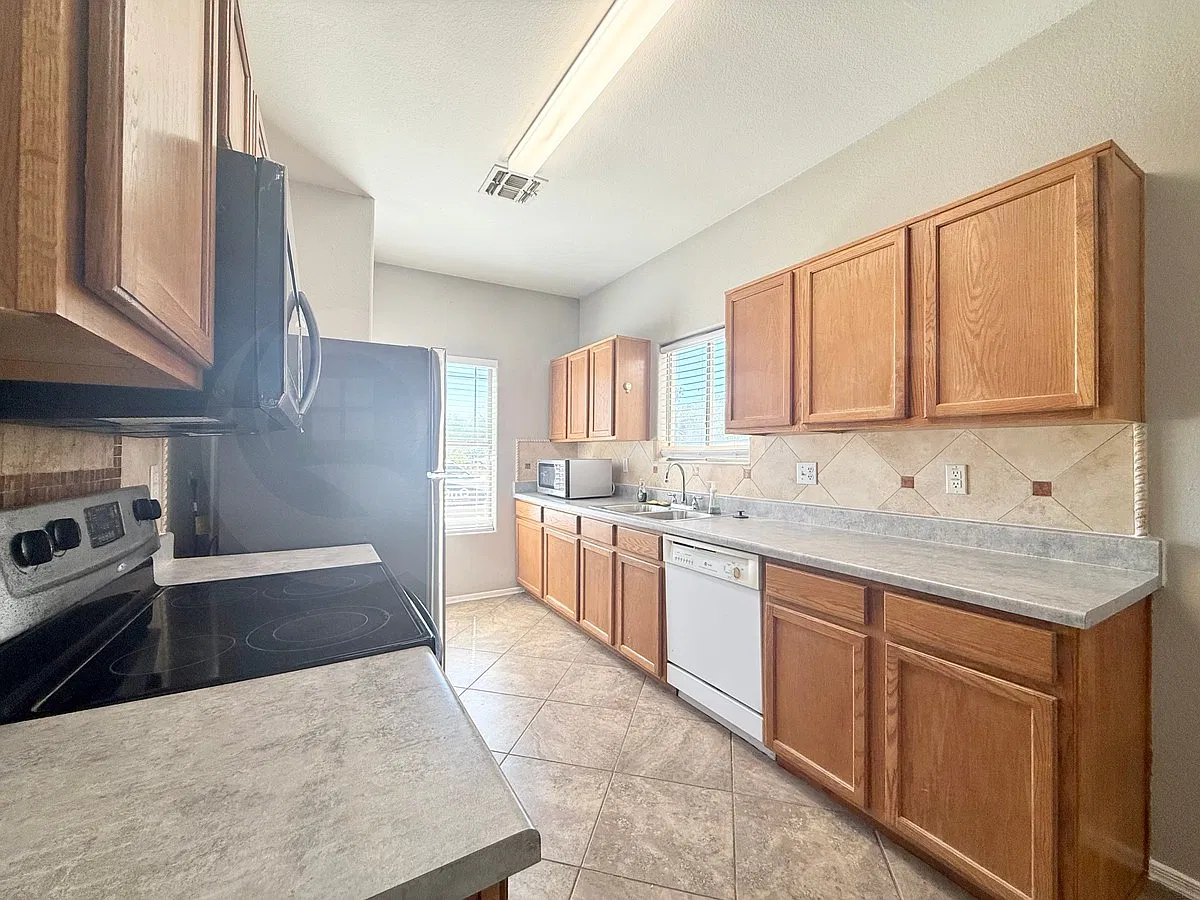 3 bed, 2.0 bath, 1151 sqft, $1,850 — Photo 3