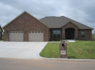 652 SW 7th St, Moore, OK 73160