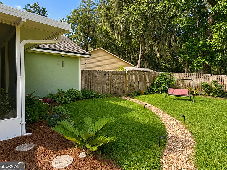 102 Summer Dr — Photo 36