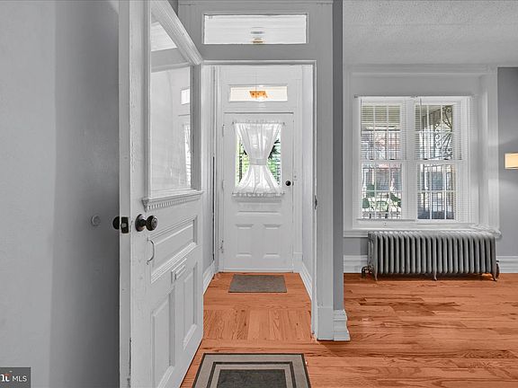 4th image of 212 W Greenwich St