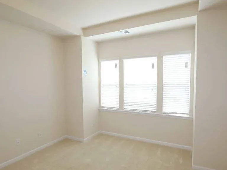 313 Annandale Dr — Photo 4