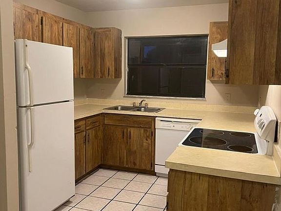 3rd image of 605 Estrada Ln