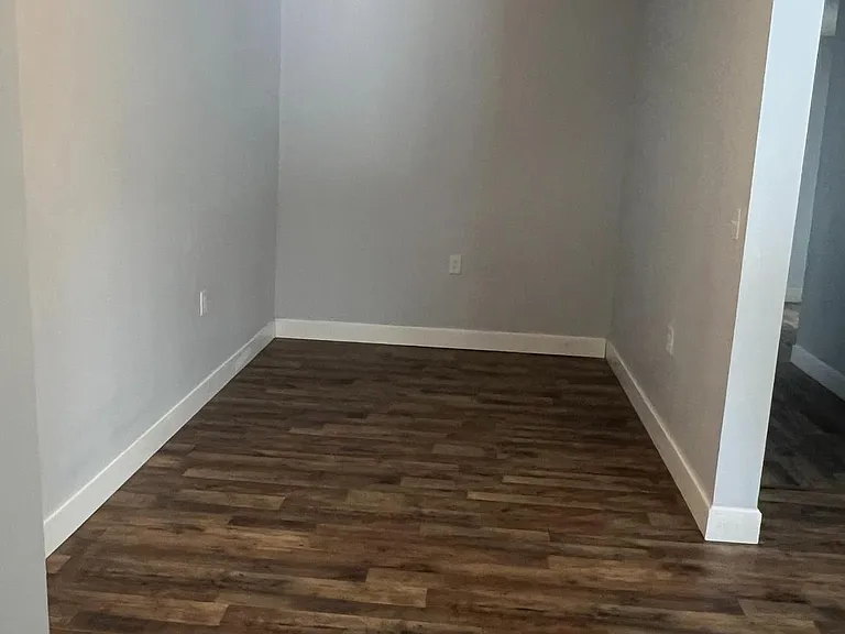 604 E Oak St — Photo 7