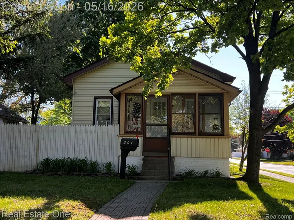 204 N Marias Ave, Clawson, MI 48017