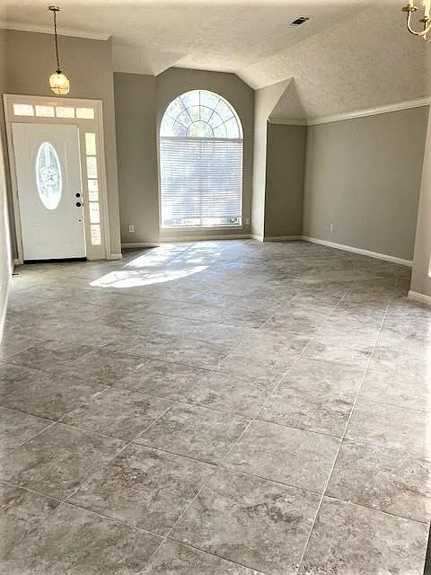 4 bed, 2.0 bath, 2304 sqft, $2,225 — Photo 3