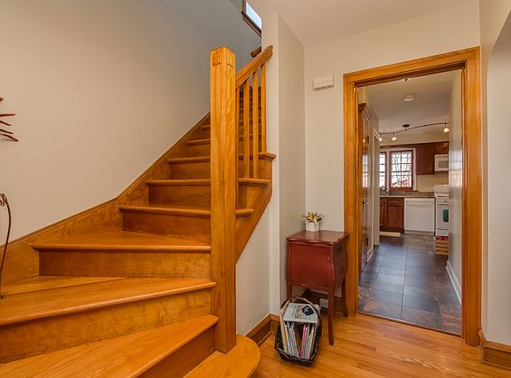 3rd image of 9943 S Clifton Park Ave