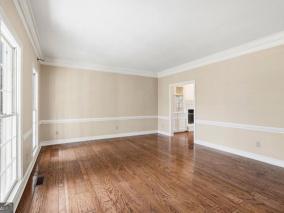 5th image of 708 Robert Way