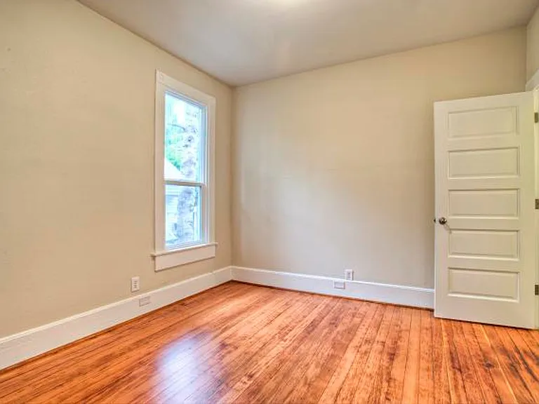 Top-Floor 3bed/1bath Duplex Unit in Cherry Hill! — Photo 6
