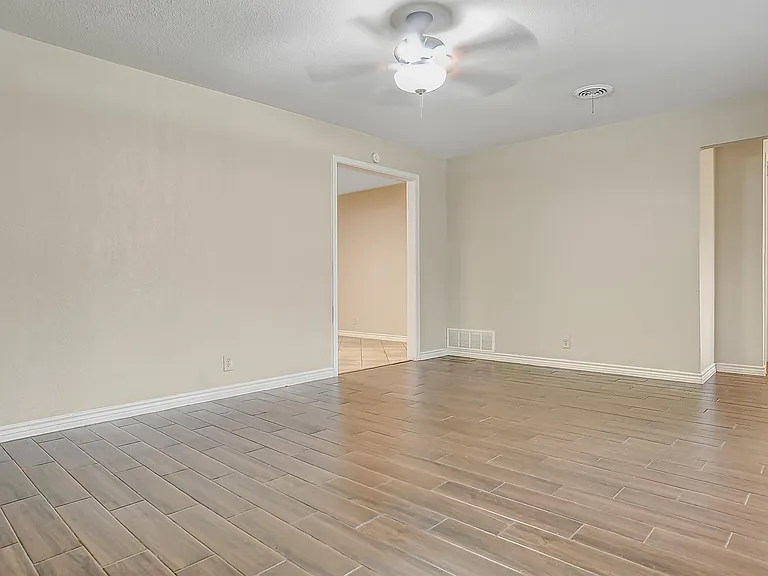 921 Holiday Dr — Photo 11