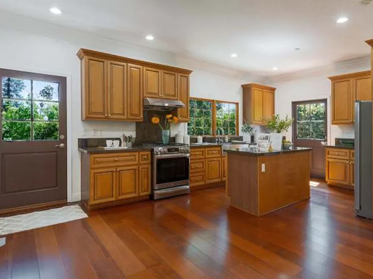 1050 Roxbury Rd — Photo 14