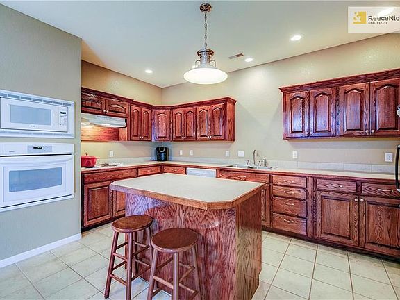4th image of 2040 Jackson Dr