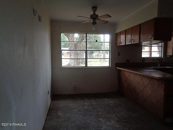 4th image of 702 Prioux St