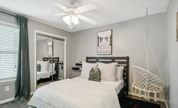 Bedroom #1: Master (upstairs)
