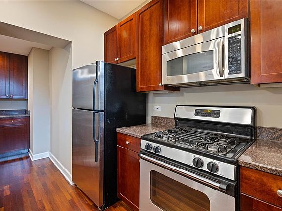 3rd image of 4755 N Malden St APT 1S