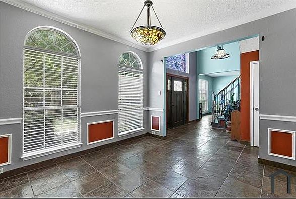 1st image of 203 Crane Dr