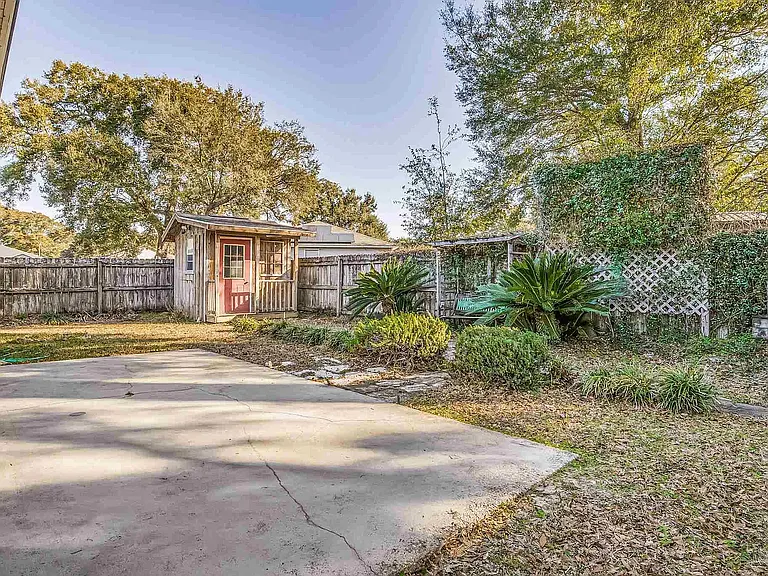 1108 Simpson St — Photo 34