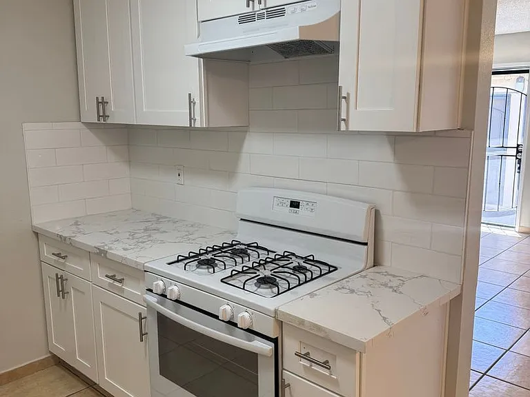 1622-1658 W Walnut St — Photo 3
