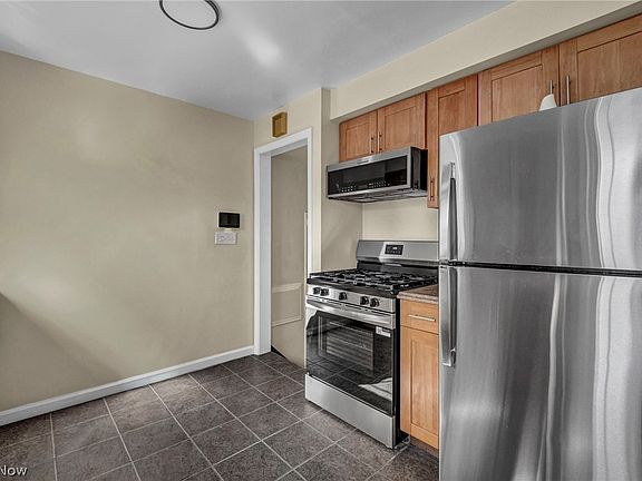 5th image of 24940 Devoe Ave