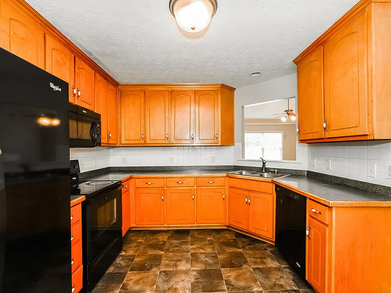 1598 Queen Elizabeth Dr — Photo 6