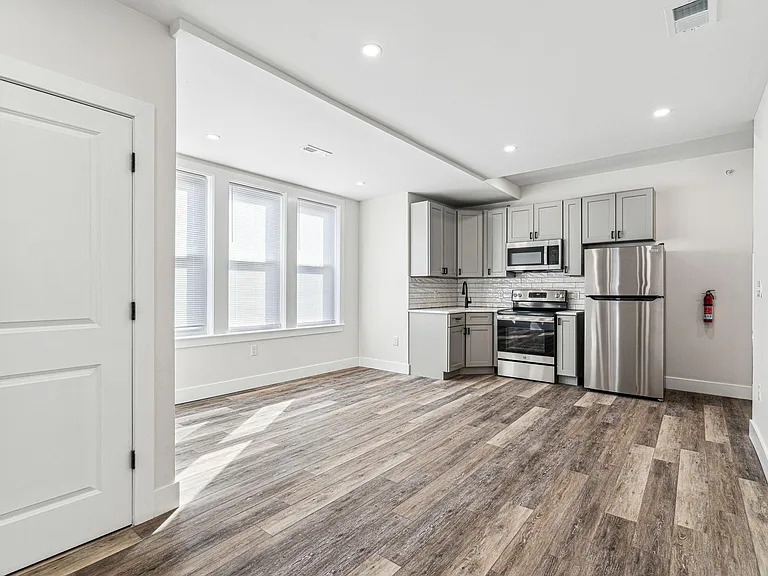5601 Lansdowne Ave #3 — Photo 1