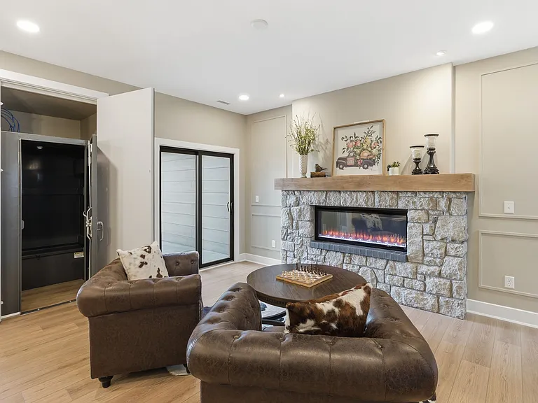 2134 E Beaumont St — Photo 8