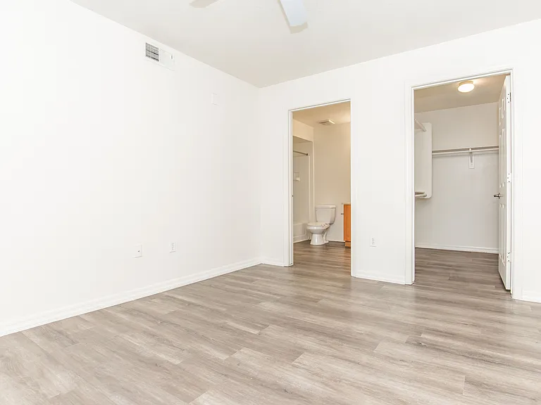 Indigo Pointe Apartments — Photo 23
