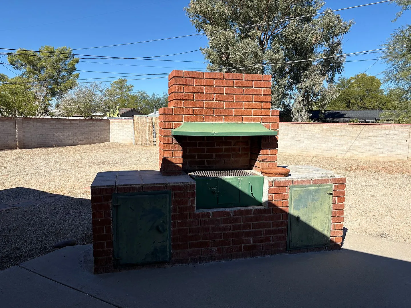 3-bedroom, 2-bathroom home with large backyard — Photo 3