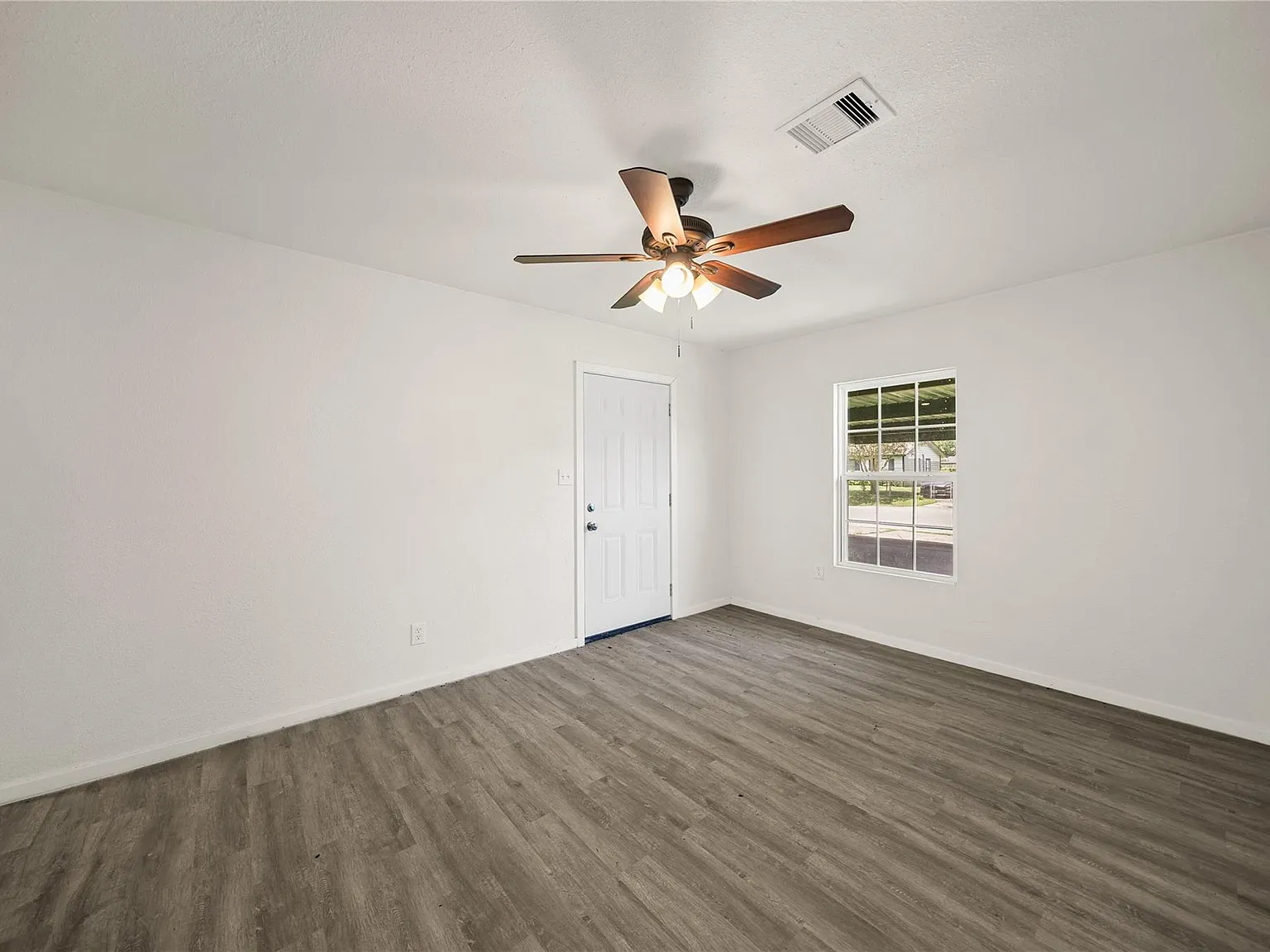 3 bed, 1.5 bath, 1562 sqft, $1,400 — Photo 3