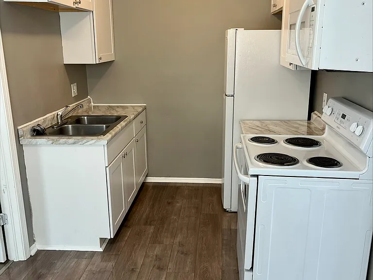 555 Schiller Ave — Photo 6