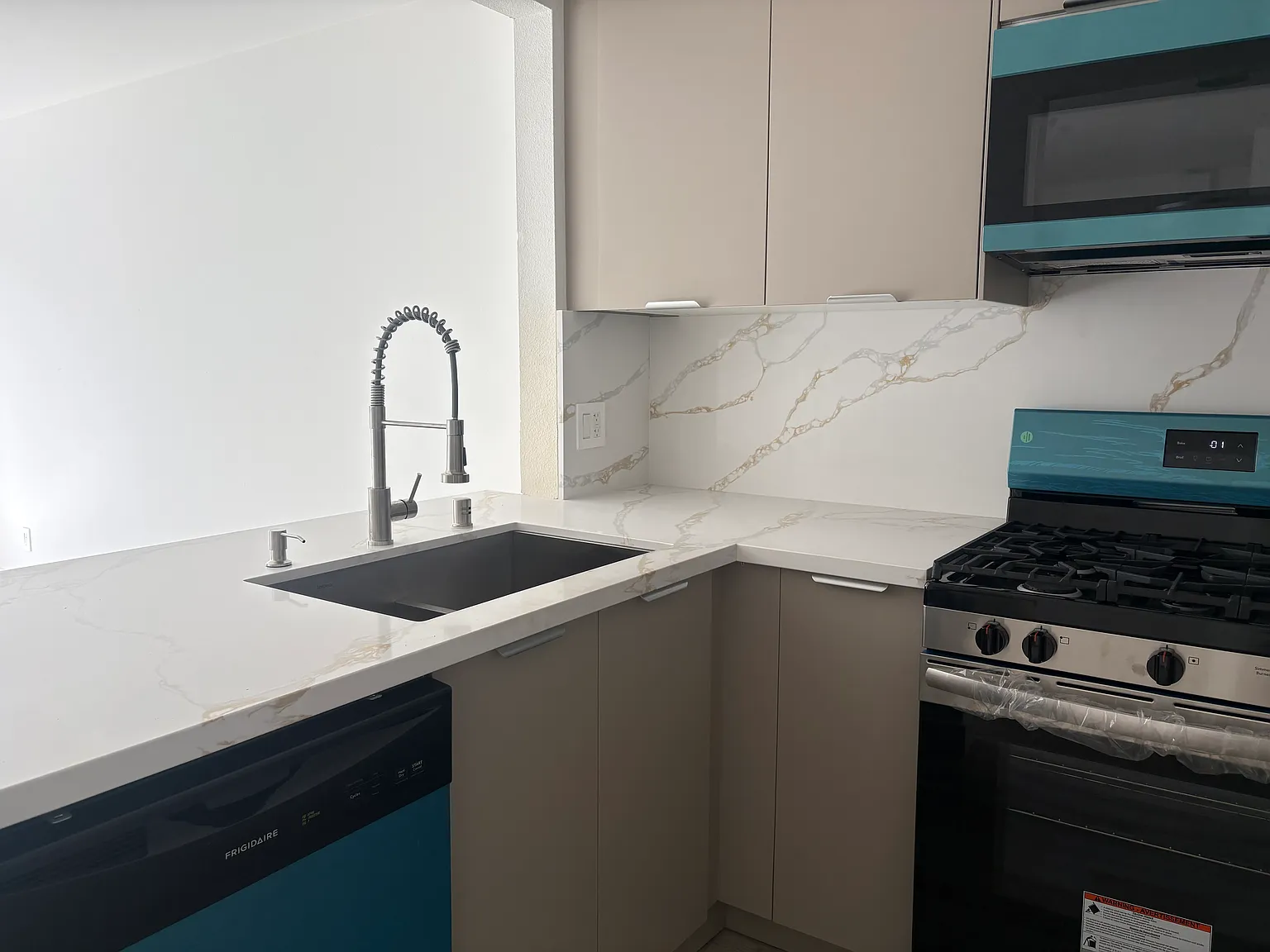2 bed, 950 sqft, $3,300 — Photo 3