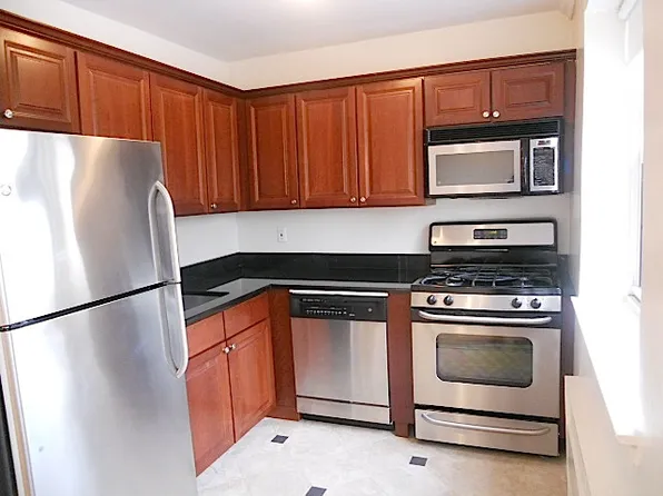 (undisclosed Address), Roslyn Heights, NY 11577