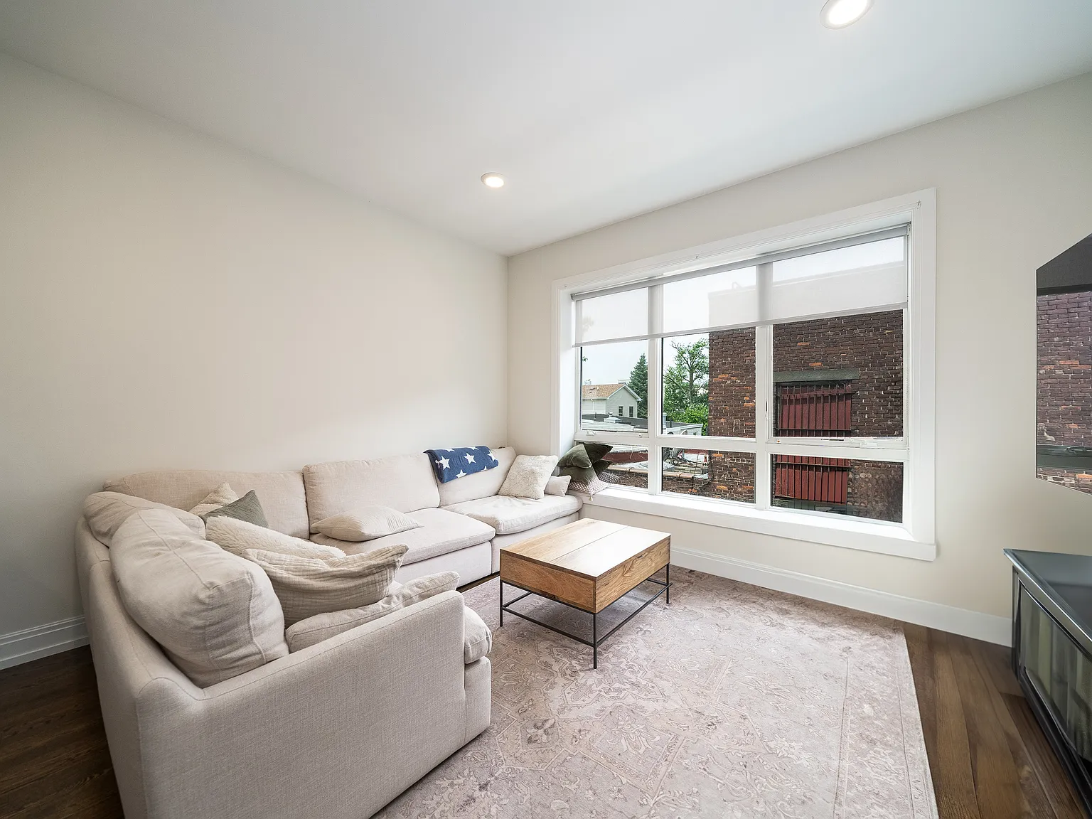 2 bed, 1000 sqft, $3,200 — Photo 4
